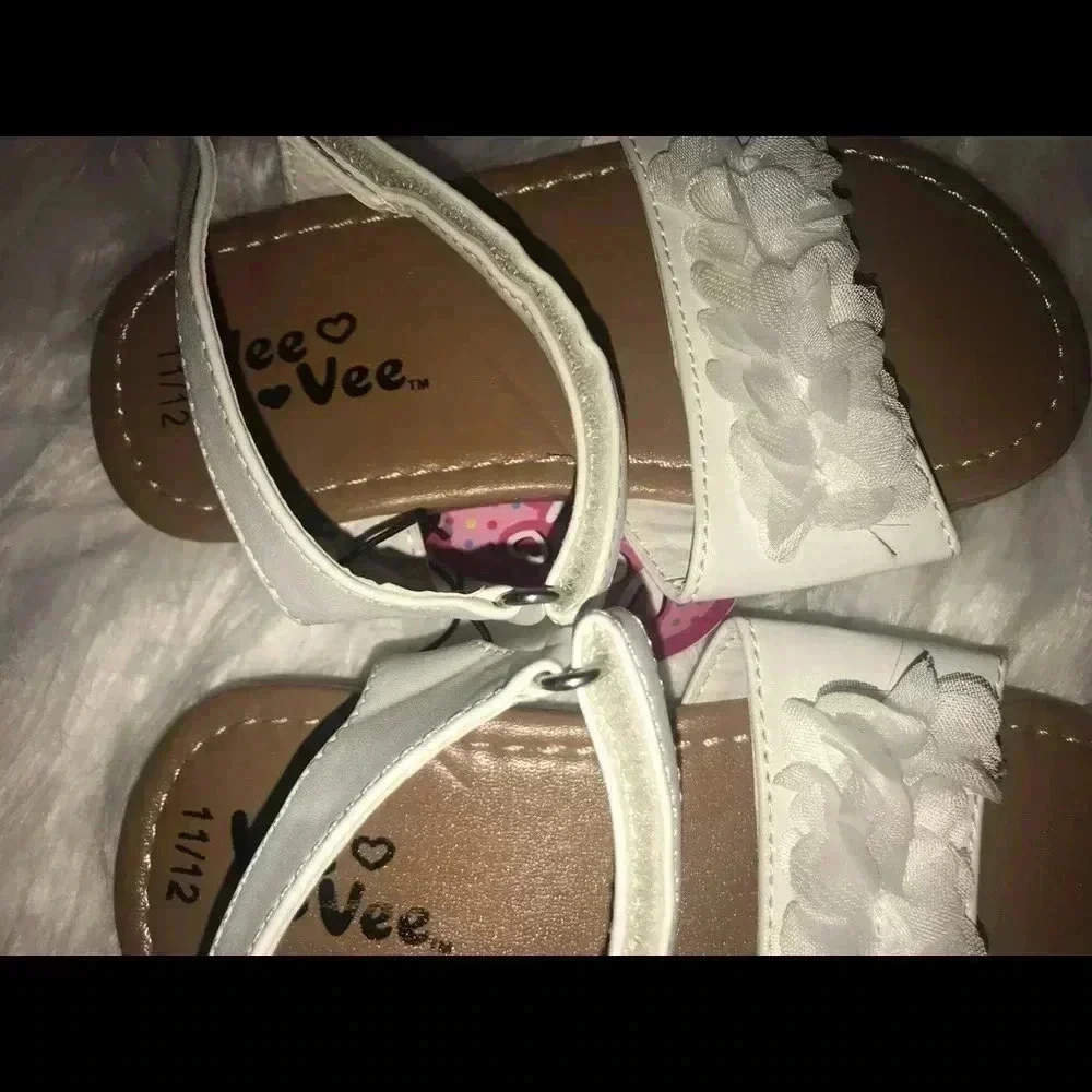 VEE VEE WHITE SANDALS SIZE 11/12